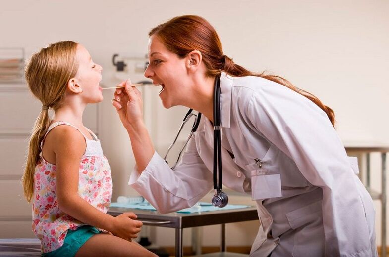 badanie dziecka z brodawczakiem w jamie ustnej